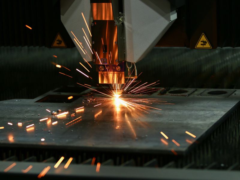 Cięcie laserem blach 2D – na czym polega? Outsourcing produkcji